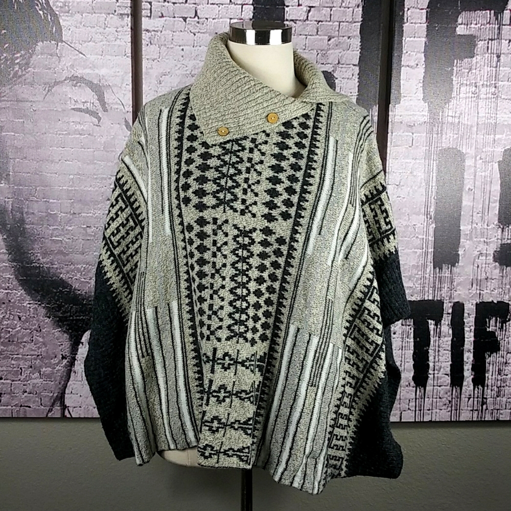 Yairo Button Neck Poncho EUC